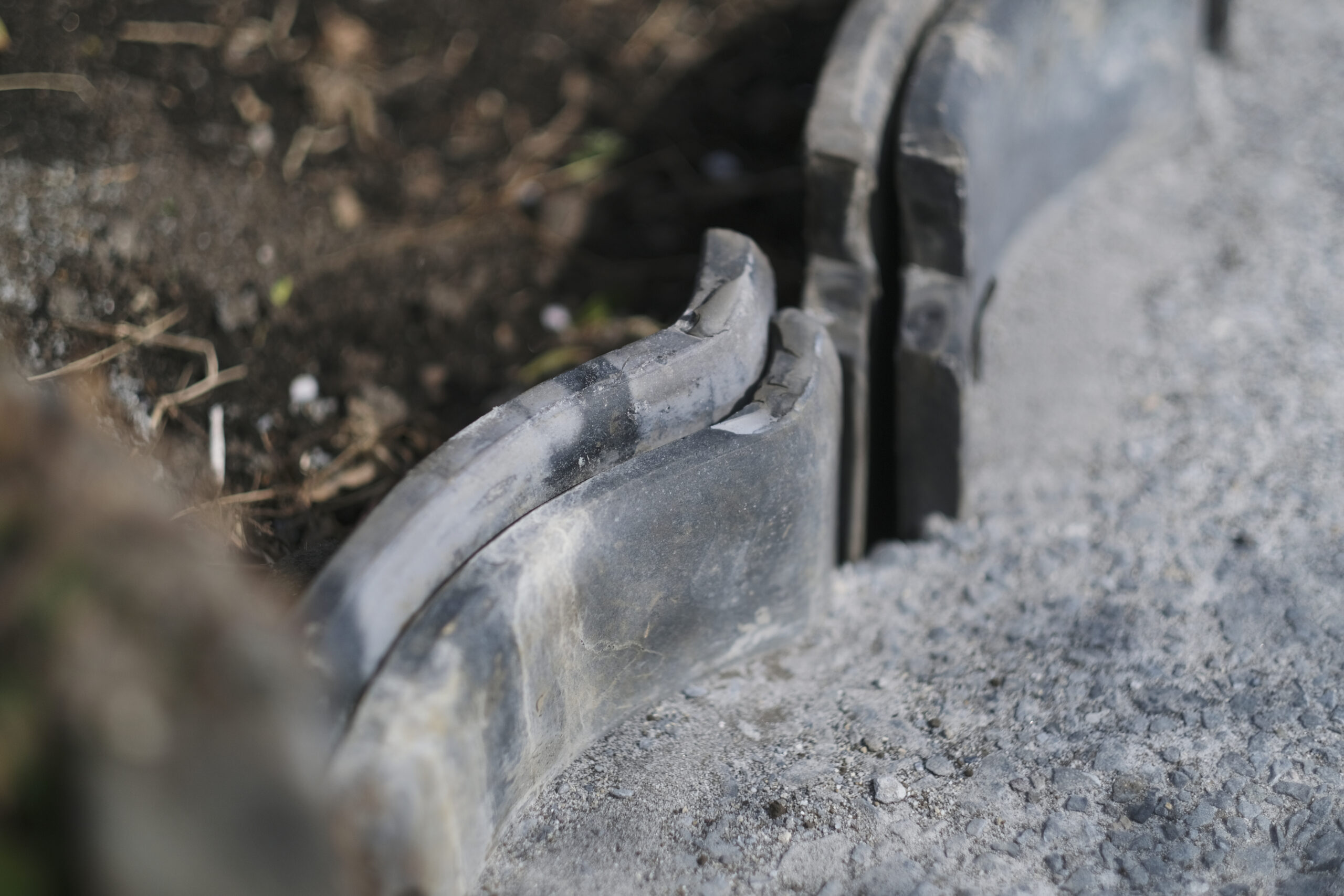瓦を花壇の土留めとして再利用