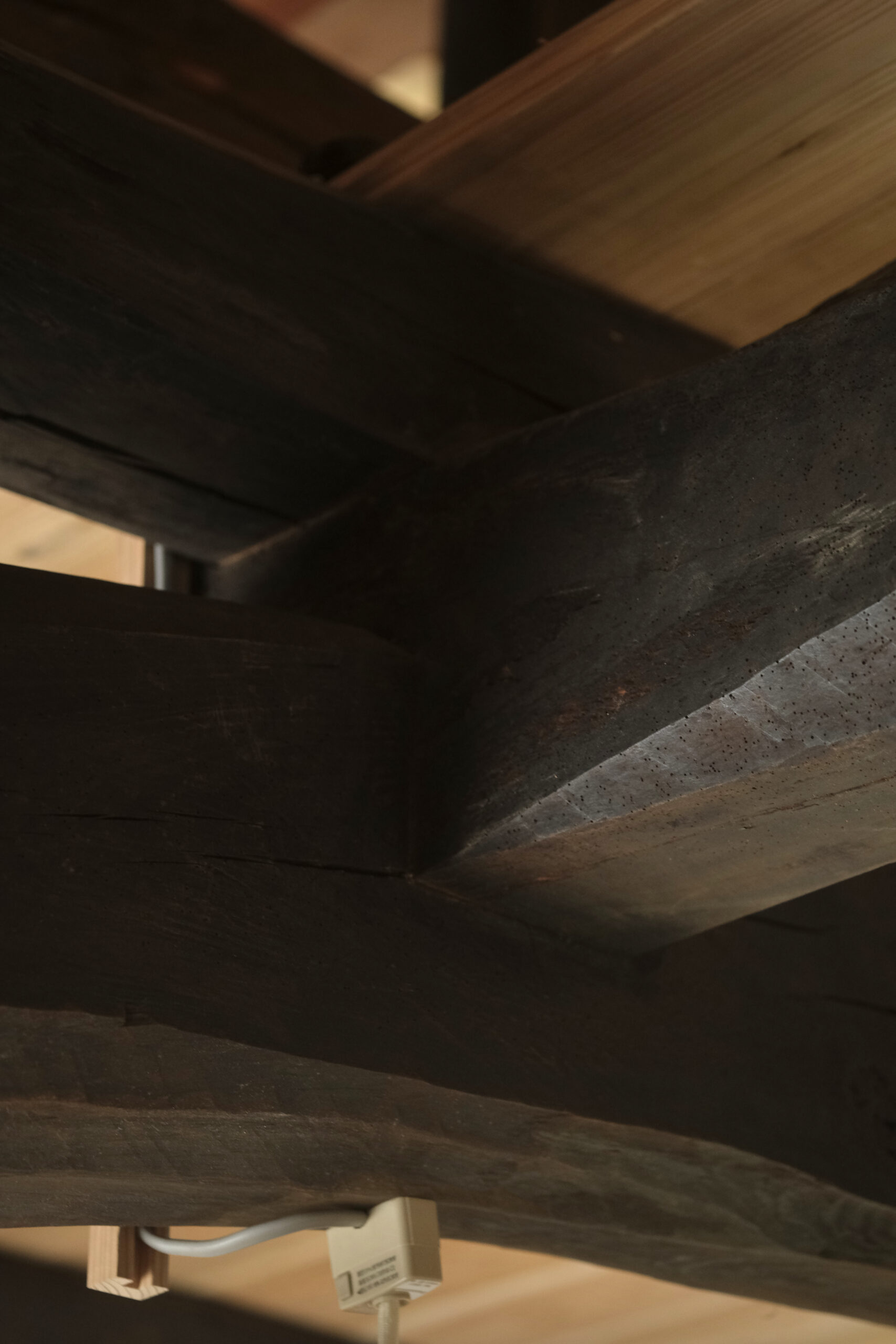 そのまま生かした太くて印象的な梁