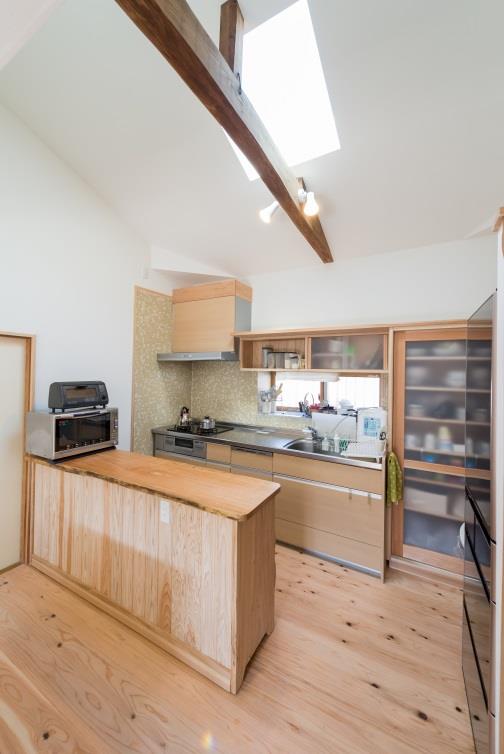 手前は造作カウンターの収納の台所