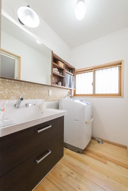 鏡はスライドできるようあつらえた洗面所