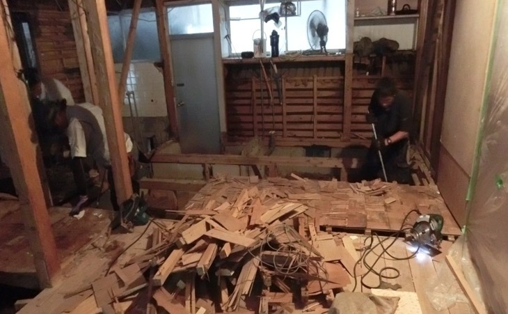 手作業による解体